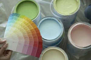 
			Какой краской красят обои под покраску: бумажные, виниловые, флизелиновые		