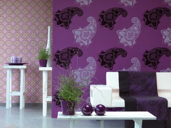 Создаем атмосферу торжественности с помощью живых оттенков: фиолетовые обои и их роль в создании акцентов на стенах