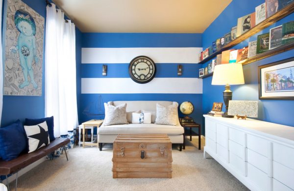 Стоит ли клеить темно-синие или ярко-синие обои на стену в комнате или коридоре: варианты, идеи, правила и фото примеры