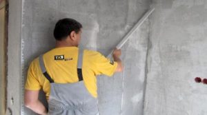 Поклейка обоев на бетонную стену без грунтовки или шпаклевки: можно или нет? В чем риски, и как выбрать нужные материалы для работы