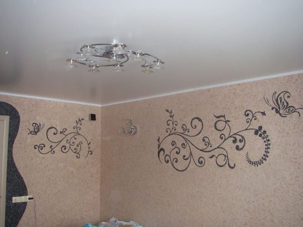 Оформление стен в комнате креативными рисунками из жидких обоев: советы, как наносить, рекомендации по уходу и идеи для декора