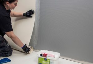 Как приклеить стекловолокно обои на стену: технология, последовательность работ и требования к поверхности перед оклейкой
