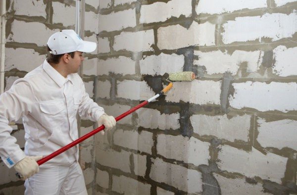 Как выполняется подготовка бетонных стен к поклейке обоев