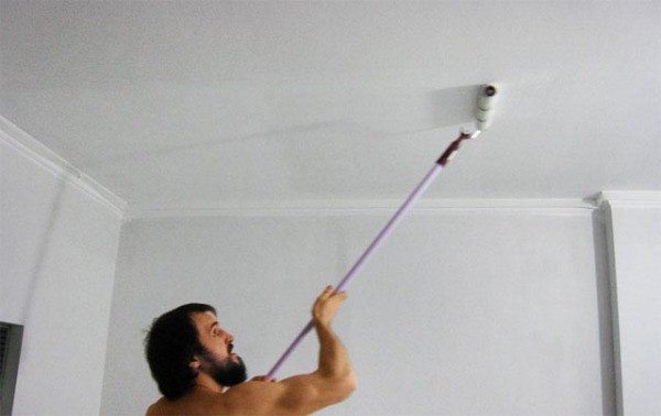 Как выполняется покраска обоев на потолке по инструкции