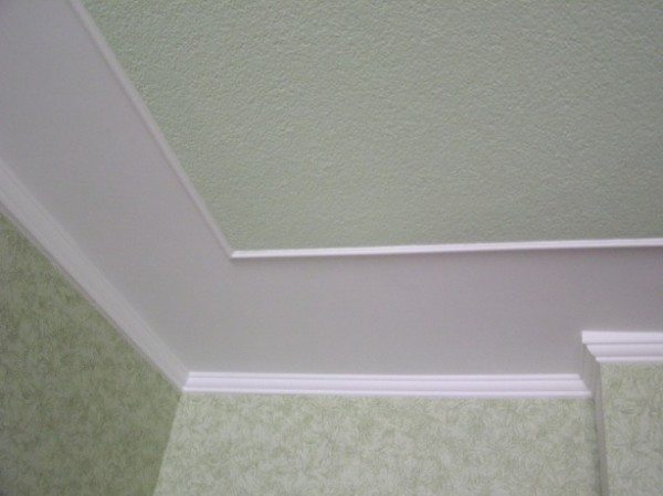 Как выполняется покраска обоев на потолке