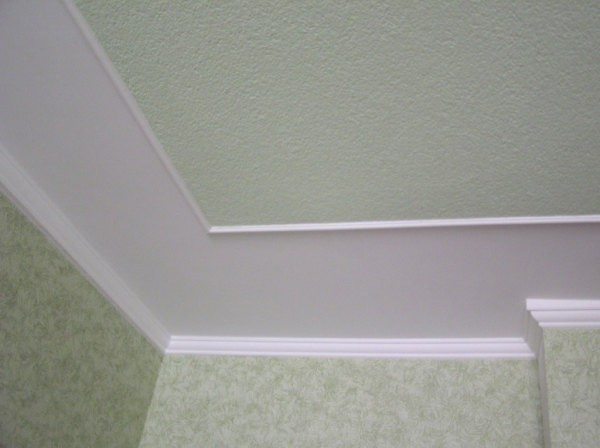 Как выполняется покраска обоев на потолке по инструкции